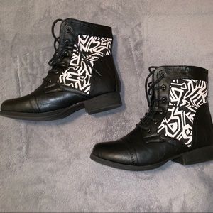 Black/white Combat boots !!🏁